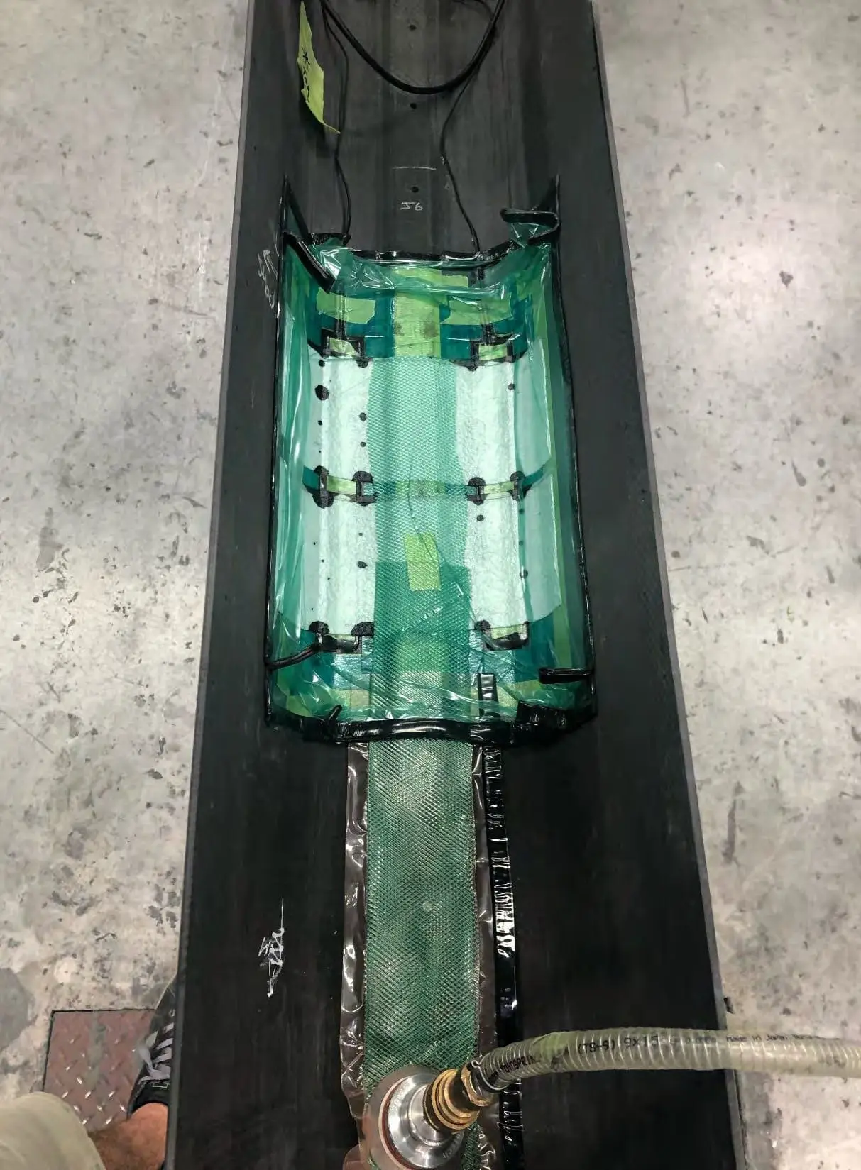 Albero in carbonio strumentato con sensori Smart Skin Sensor e sistema di infusione durante l'installazione in officina.