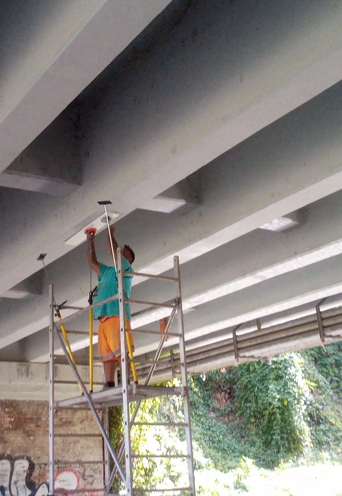 Sensori SuperMicron installati per il monitoraggio strutturale di un ponte urbano a Bologna.