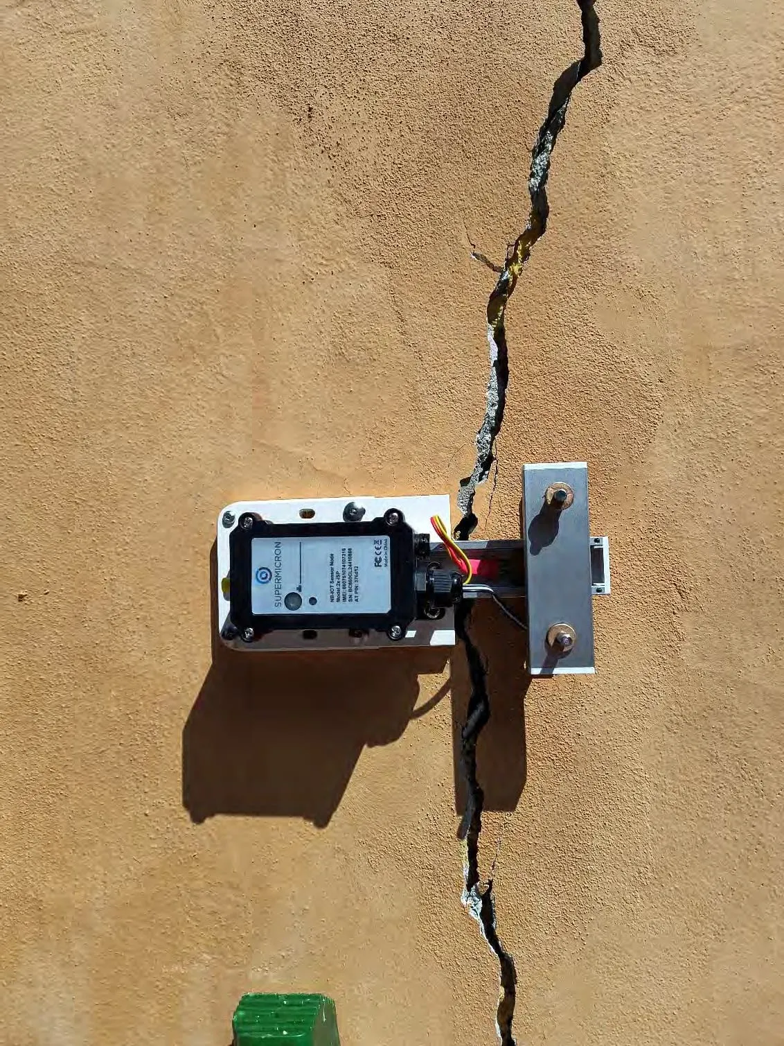 Sensori SuperMicron pre-incollati su strisce di acciaio corrugato e fissati alla superficie degli argini di Bovolenta.