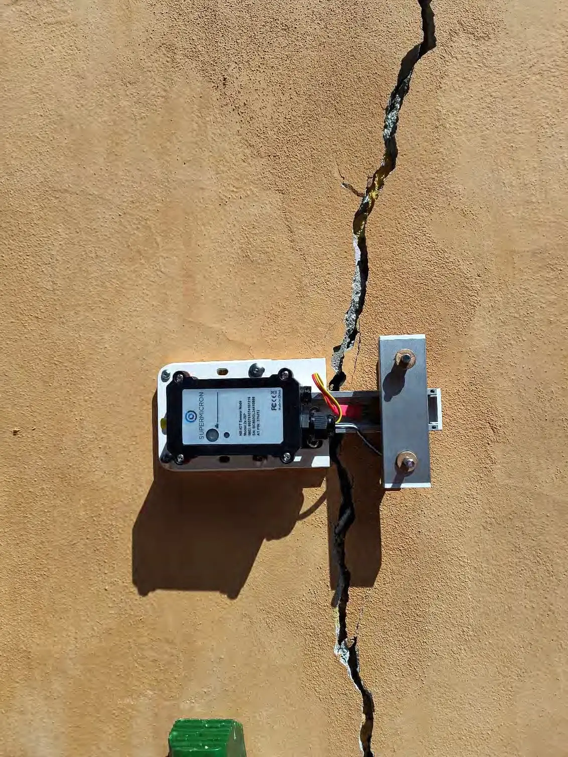 Sensori SuperMicron pre-incollati su strisce di acciaio corrugato e fissati alla superficie degli argini di Bovolenta.