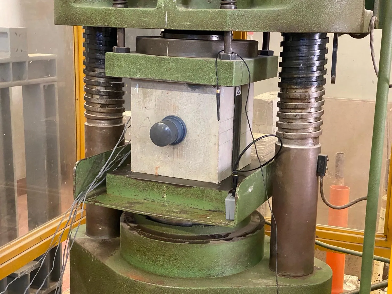 Prova di rilascio tensionale su un provino di calcestruzzo precompresso con il sistema Easy Concrete Strength.