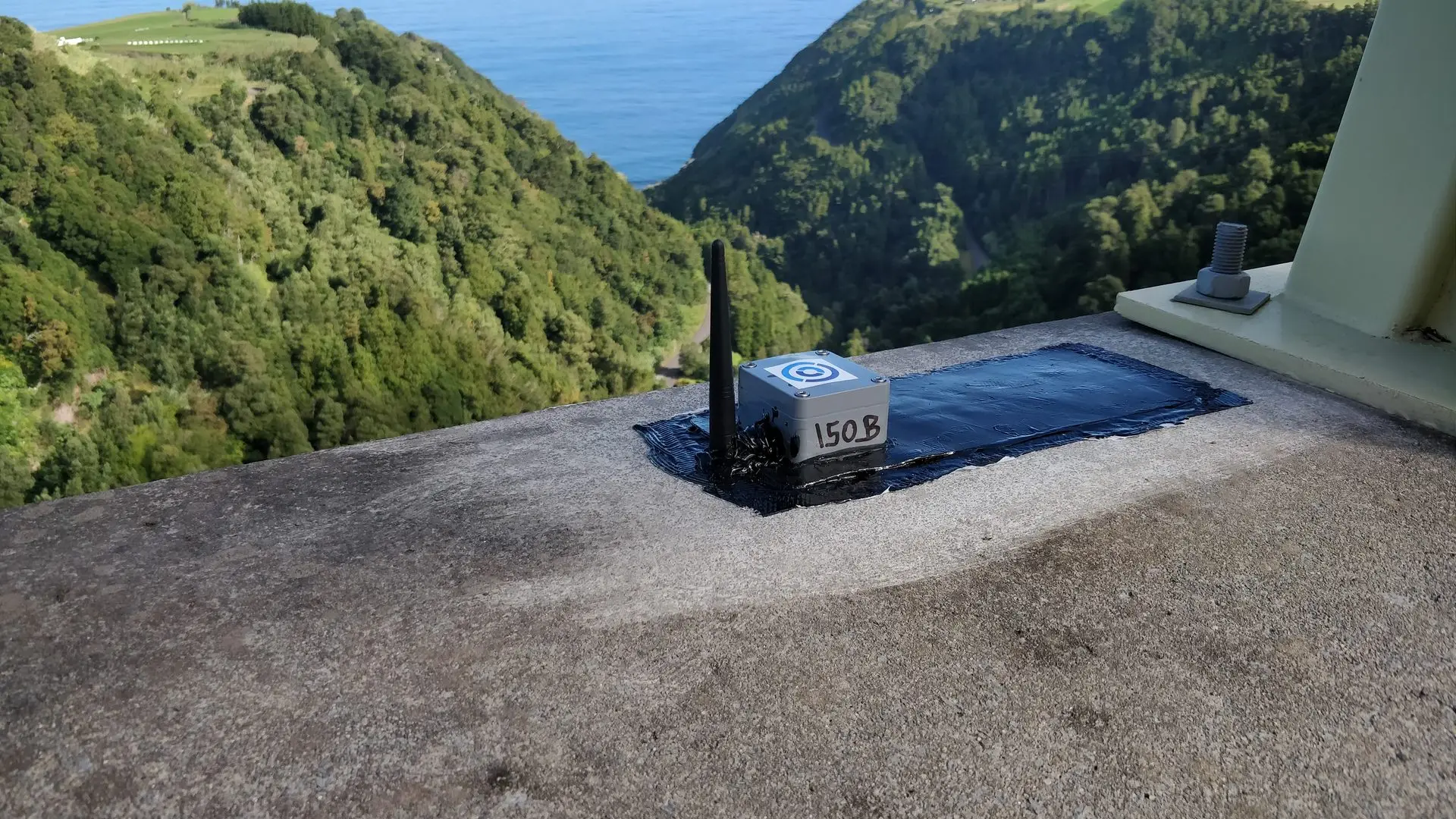 Ponte monitorato con sensori InSensus lungo una costa.