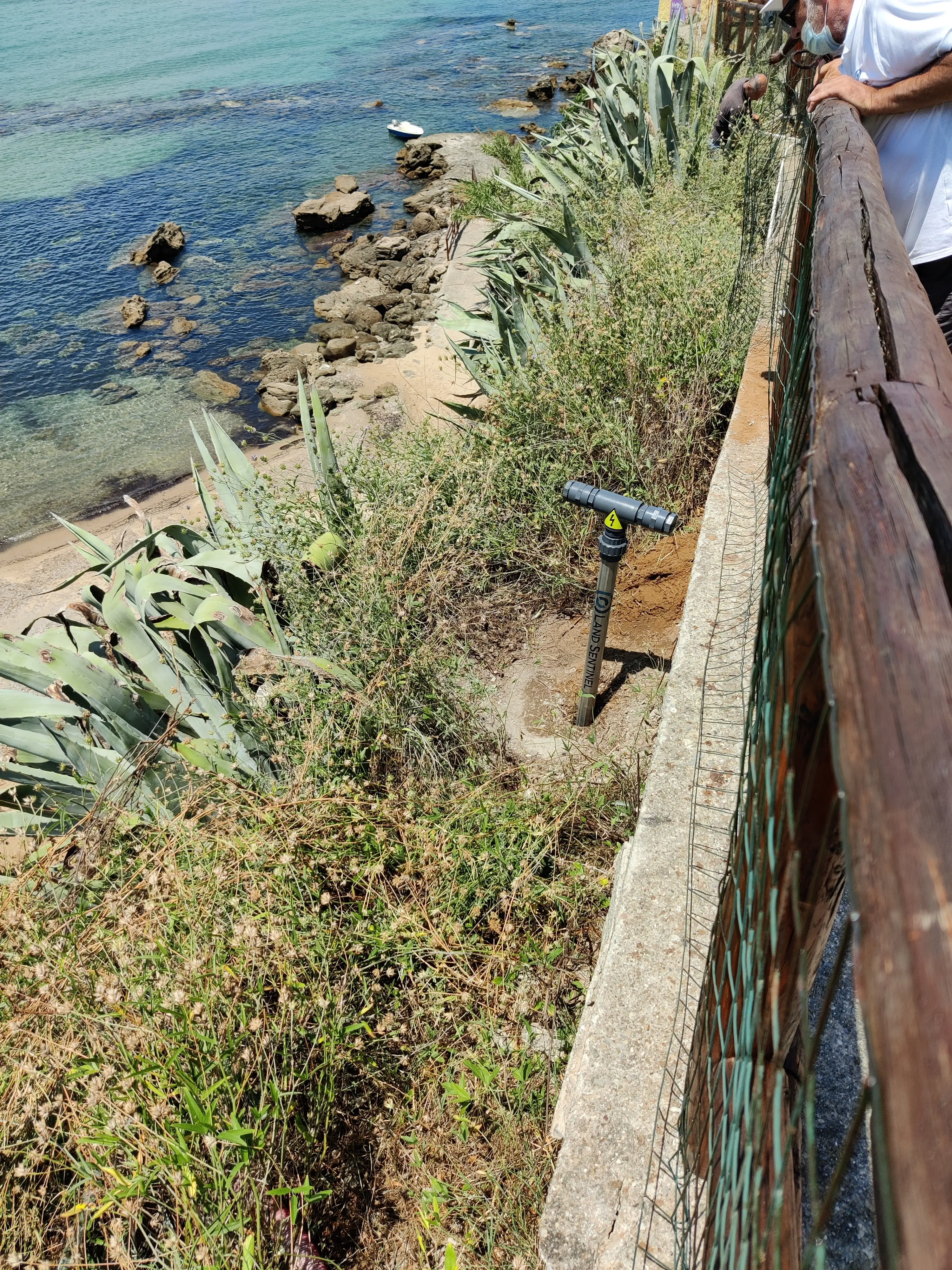 Asta Sentinel Slim installata su un muro a mare in erosione.
