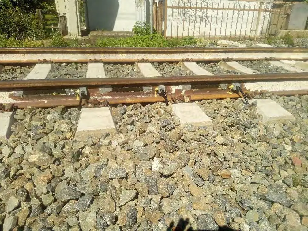 Smart Skin Sensor applicati direttamente ai binari ferroviari per il rilevamento dei treni e il conteggio degli assi.