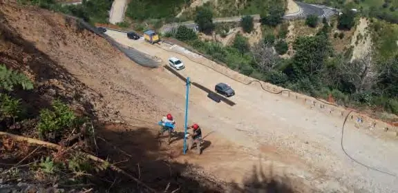 Tecnici al lavoro sull’installazione di una sonda di monitoraggio lungo il versante della colata di pomici a Tramonti.