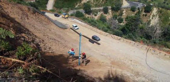 Tecnici al lavoro sull’installazione di una sonda di monitoraggio lungo il versante della colata di pomici a Tramonti.