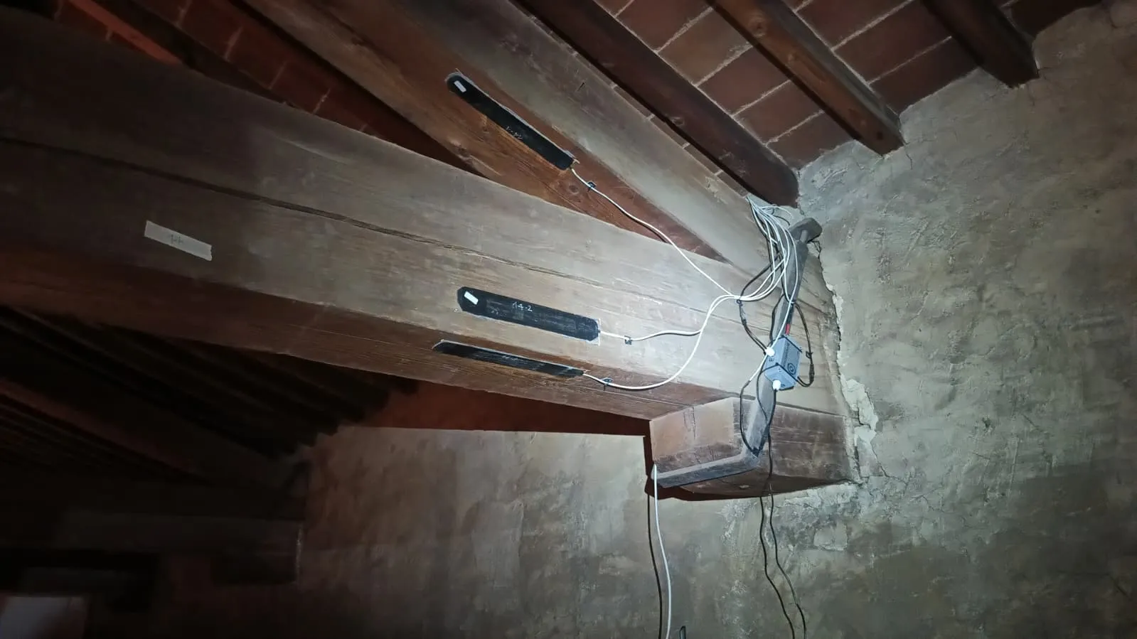 Sensori InSensus applicati alle travi in legno storiche del Museo di San Marco, Firenze.